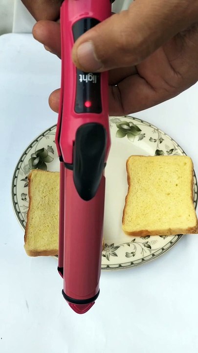 hair straightener used for bread  in kitchen.kitchen life hack.