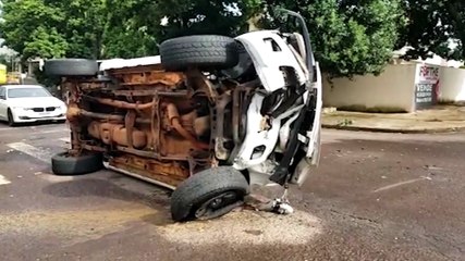 Forte colisão com tombamento é registrada no Centro