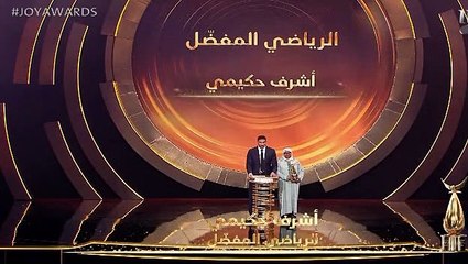 تركي آل الشيخ يقبل رأس والدة أشرف حكيمي