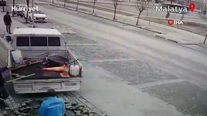 El freni çekilmeyen otomobil, trafikte 200 metre geri geri ilerledi