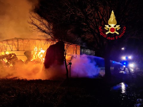 Incendio di rotoballe nell'ex aviosuperficie di Barberino di Mugello (Firenze)