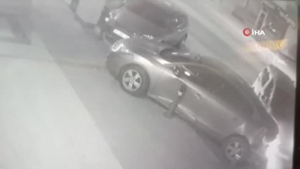 Pendik'te park halindeki 3 araca çarpan sürücü kamerada