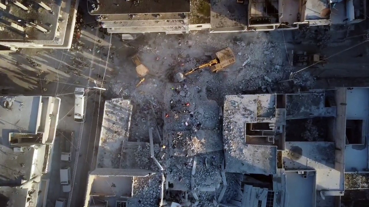 سوريا.. 10 وفيات بانهيار مبنى سكني في حلب والبحث عن مفقودين