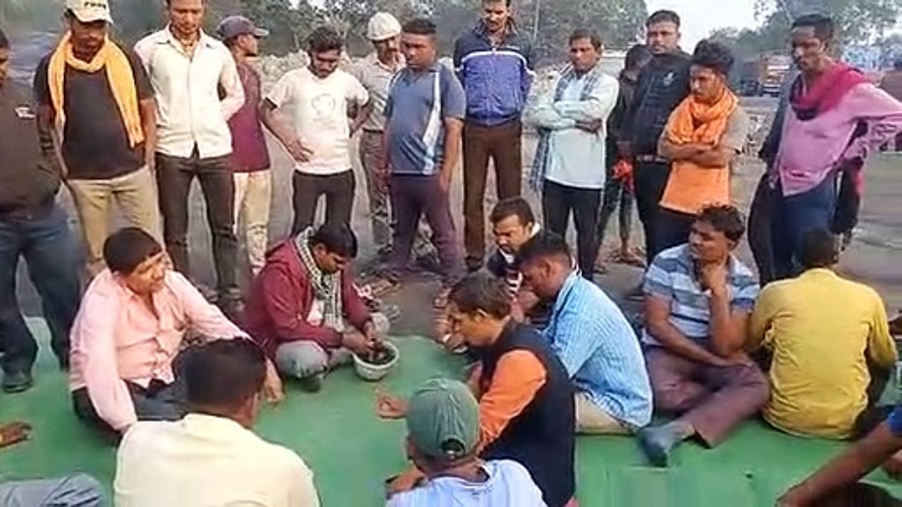 मानिकपुर खदान में सड़क पर धरना 50 से 60 लोगों प...