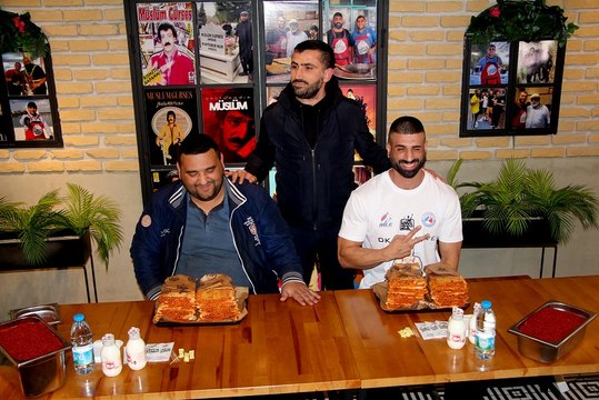 Acılı Adana tostu yeme yarışmasını Avustralyalı James Webby kazandı