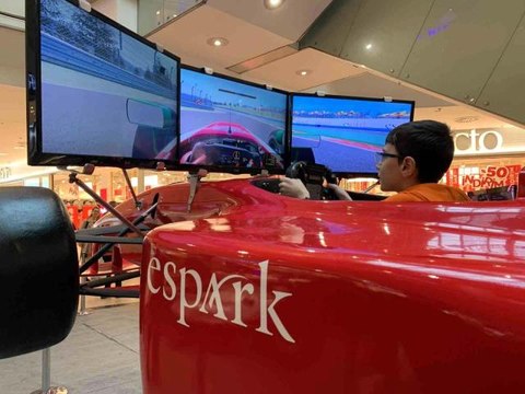 Alışveriş yapmaya gelen ziyaretçiler pistin tozunu attırdı