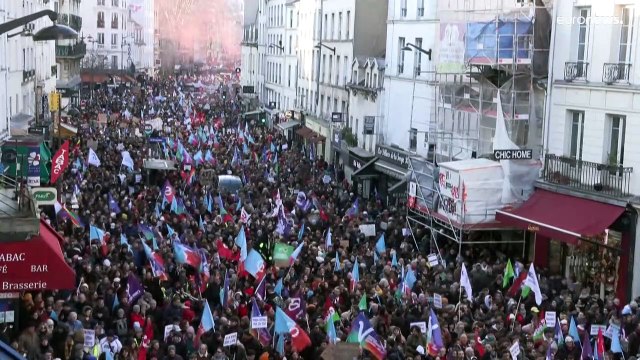 شاهد: الآلاف يتظاهرون في باريس احتجاجاً على تعديل نظام التقاعد