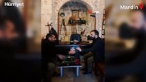 İsveç’te Kur’an-ı Kerim yakma girişimine karşı Mardinli gençler kiliselerde gül dağıttı