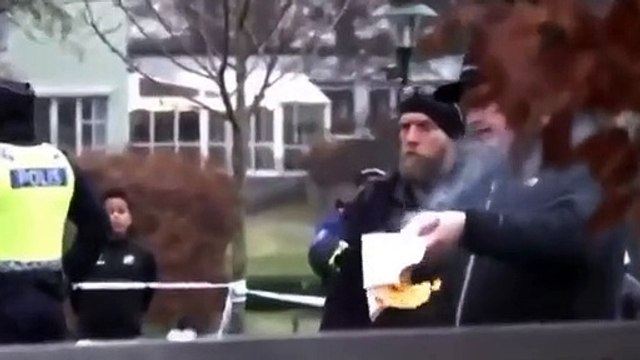 سياسي عنصري متطرف يحرق نسخة من المصحف الشريف أمام مقر السفارة التركية في السويد