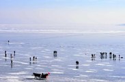 Yüzeyinin büyük bölümü donan Çıldır Gölü'nde ziyaretçiler atlı kızakla geziyor
