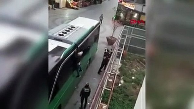 Tur otobüsünün üstüne çıkıp Yunanistan'a kaçmaya çalıştılar