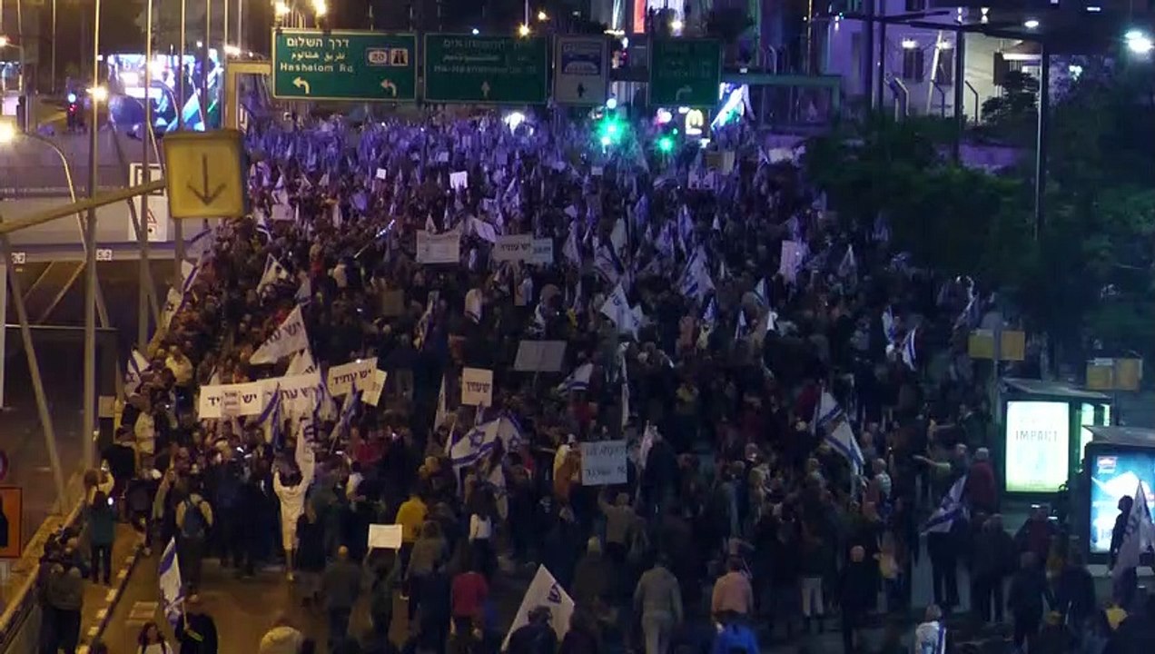 عشرات آلاف الإسرائيليين يتظاهرون ضد حكومة نتانياهو في تل أبيب