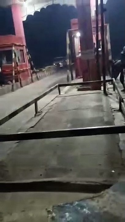 एक दर्जन बदमाशों ने की फायरिंग, बंदूकों के बट से सिर पर हमला