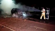 Após colisão, Ford Ka pega fogo e fica destruído