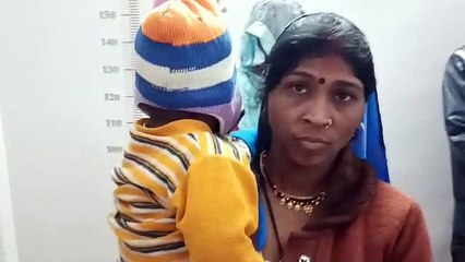 एक्सरे में दिख रहा गले में फंसा सेफ्टी पिन