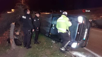 Samsun'da hafif ticari araç ağaca çarparak devrildi: 1 yaralı