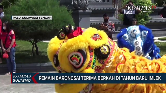 Pemain Barongsai Terima Berkah di Tahun Baru Imlek
