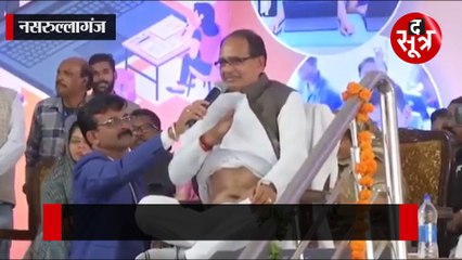 मंच पर बच्चों के बीच योग गुरू बने शिवराज, कांग्रेस बोली- जनता ने विदाई का योग बना लिया है