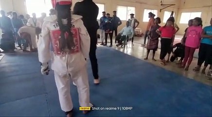 आत्मरक्षा के लिए लड़कियां ले रहीं ताइक्वांडो का प्रशिक्षण