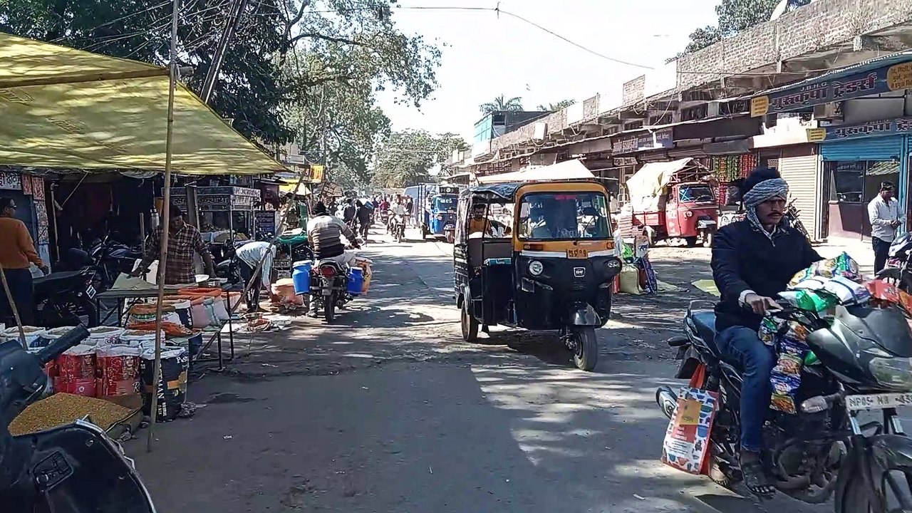 शहर की सड़कों पर लग रही सब्जी की दुकाने, नहीं हट पाए फलों के ठेले