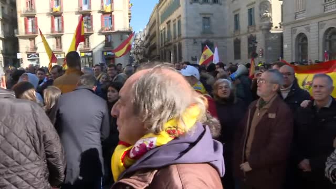 Barcelona replica, a pequeña escala, la manifestación 'anti Sánchez' de Cibeles