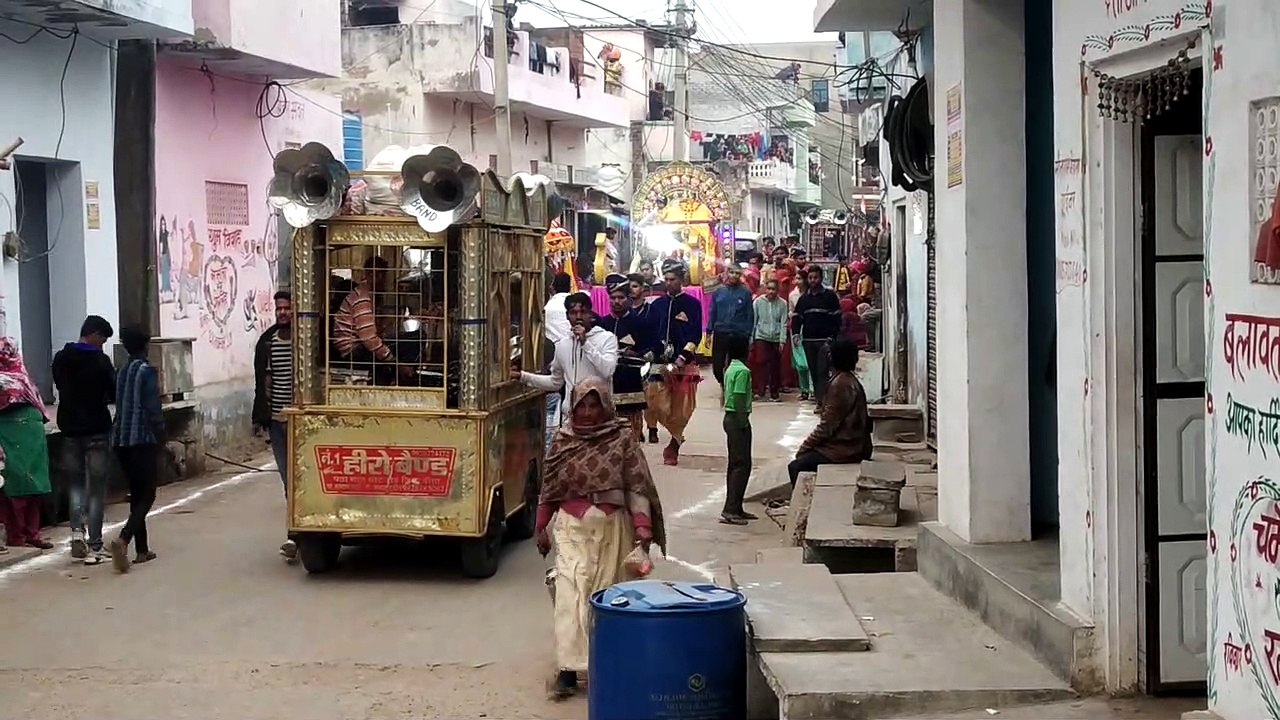 शाही लवाजमे के साथ चांदी के रथ में सवार होकर विहार पर निकले रघुनाथजी