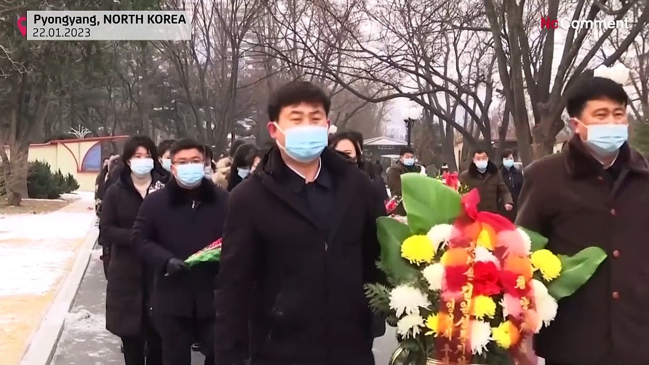 Новый год в КНДР: цветы к памятнику Вождям