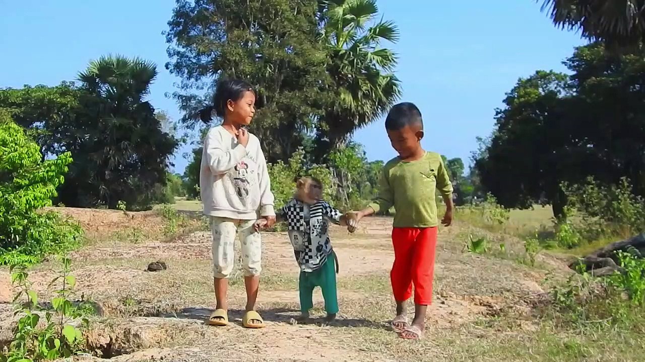 Super Sweetie Video !! Holding SokYaa's Hands, Best Life