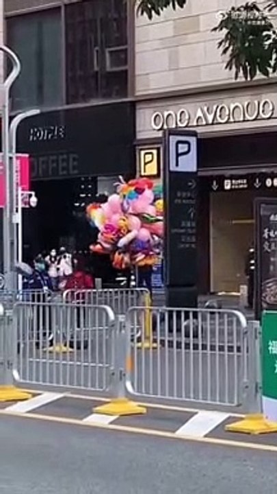 Un policier met le feu aux ballons d'un vendeur de rue... booooom