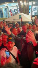 En el balneario, el economista entonó la letra de la canción "O sole mío" junto a un artista callejero