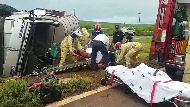 Após tombamento, condutor ficou com a cabeça e o braço preso entre as ferragens
