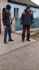 Un gars ivre tente de faire une petite démonstration de ses talents