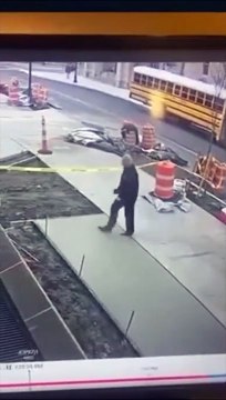 Un idiot marche sur du béton frais et tente de prendre la fuite