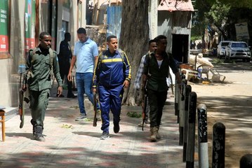 Eş-Şebab, Somali'nin başkentinde bölge idare merkezine bombalı saldırı düzenledi