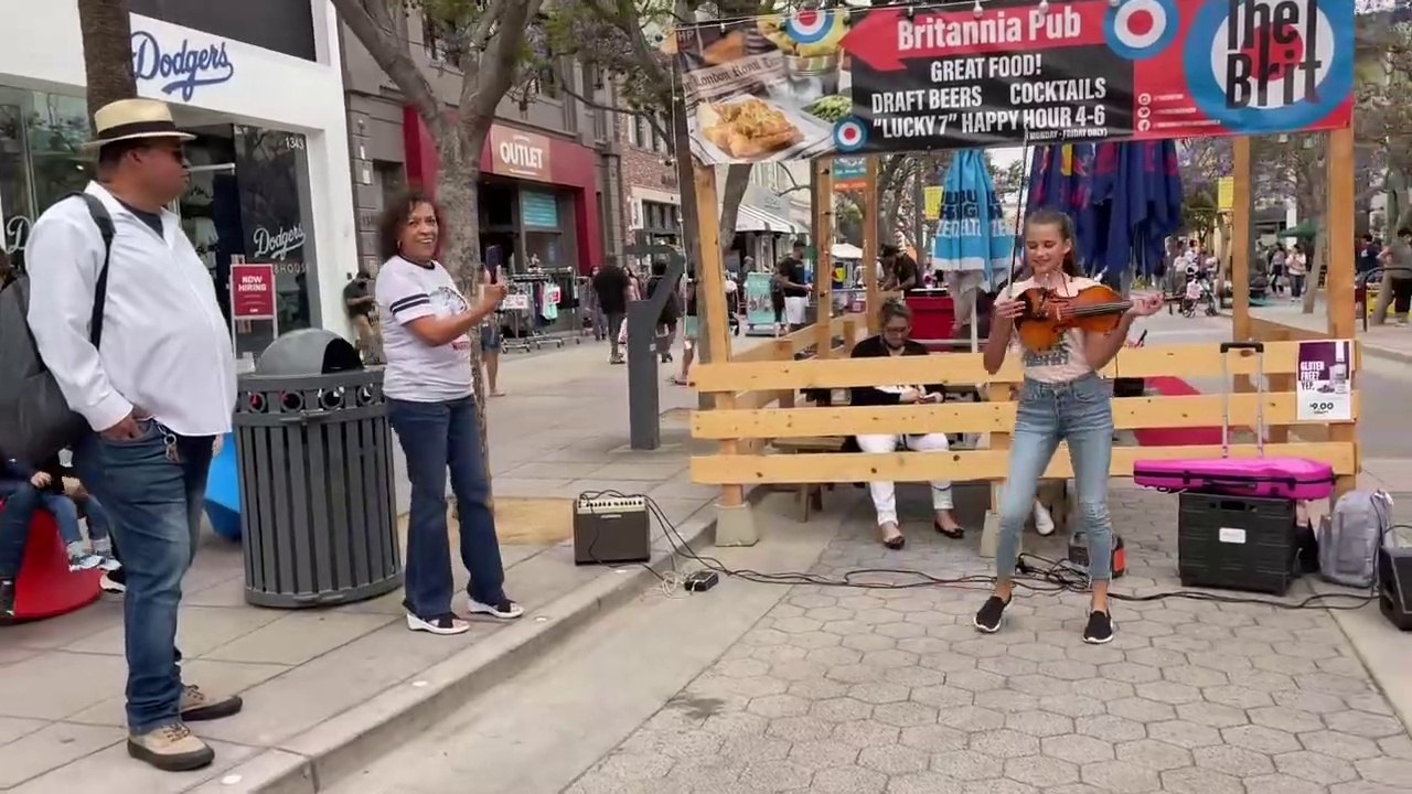 Dancing Girls dance to 'Dance Monkey' - Tones and I - Street Performance - Karolina Protsenko Violin