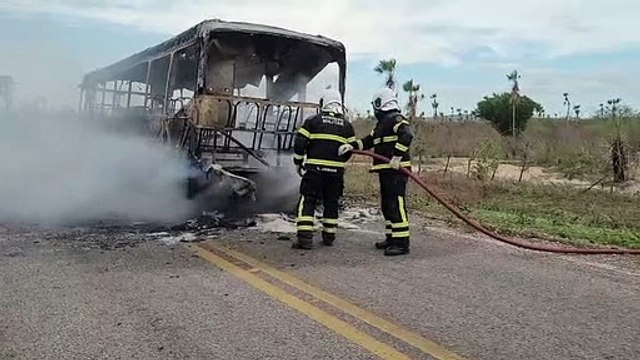 Colisão entre carro e ônibus em estrada do interior causa incêndio