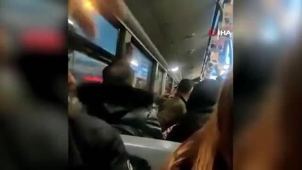 Metrobüste "Ayağıma bastın" kavgası kamerada