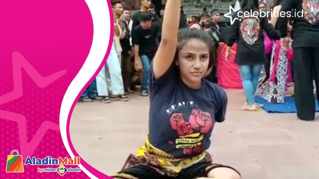 Keren! Perempuan Cantik Pawang Kuda Lumping Memukau Penonton saat Pentas