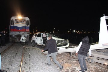 Descargar video: Diyarbakır’da yük treni hemzemin geçitte otomobile çarptı: