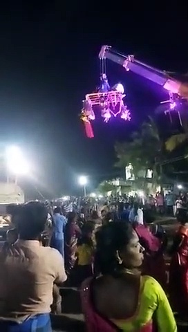 கோயில் திருவிழாவில் கிரேன் கவிழ்ந்து விபத்து.. 4 பேர் உயிரிழப்பு.. வெளியான பகீர் வீடியோ..!