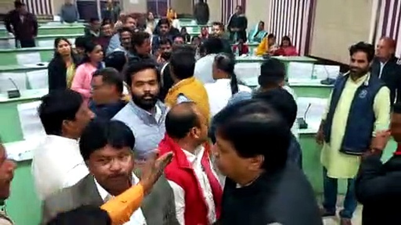 नगर परिषद बोर्ड बैठक में हंगामा, विपक्ष का वॉक आउट