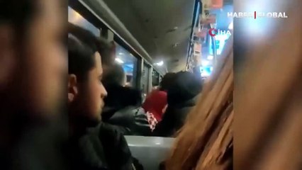 Metrobüste 'ayağıma bastın' kavgasında birbirlerine girdiler