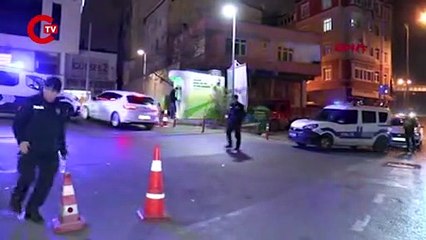 Descargar video: Esenler'de yol kenarında bekleyen gruba silahlı saldırı: 2 yaralı