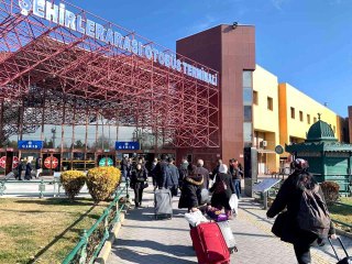 Sınavları biten öğrenciler otogara akın etti