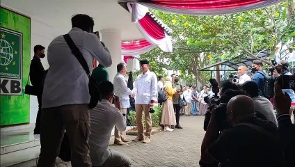 Sufmi Dasco-Sandiaga Uno Salam Komando