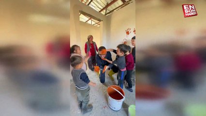 CZN Burak, çocuklarla boya yaparak eğlendiği anları paylaştı
