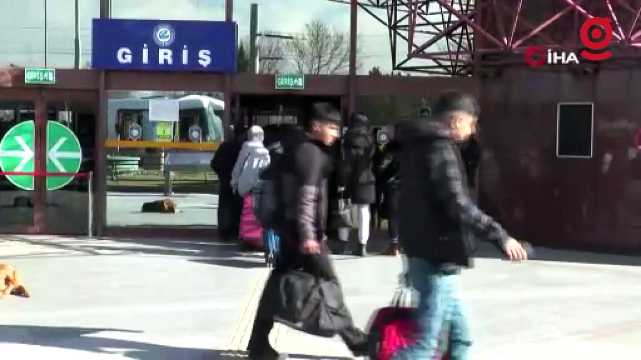 Sınavları biten öğrenciler otogara akın etti