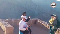 شروق الشمس من فوق قمة جبل موسى.. وسياح أجانب يلتقطون صورا خلال الرحلة