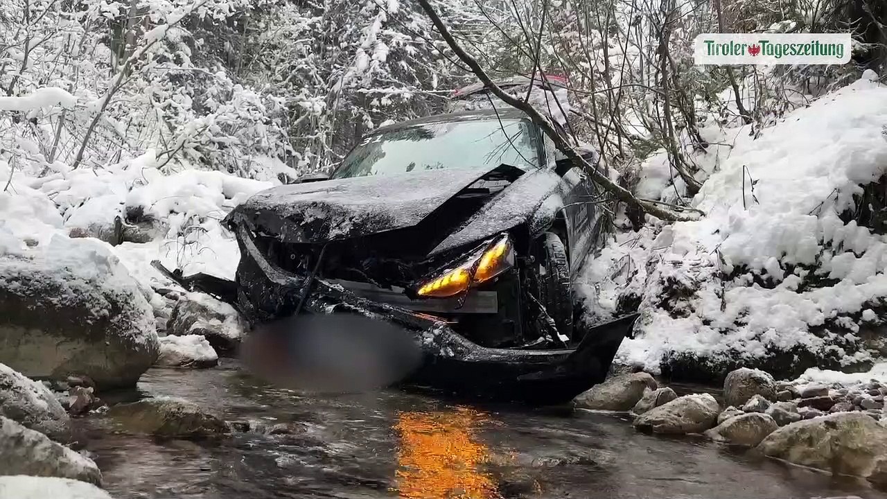 Shuttle des Hahnenkammrennens landete in Goinger Bach: Lenker (24) verletzt