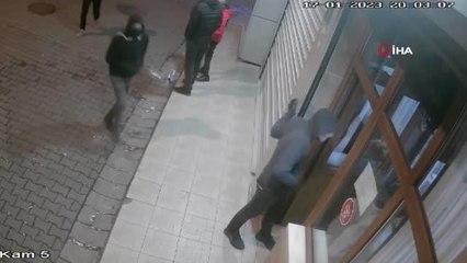 İstanbul'da kıraathanede silahlı saldırı kamerada